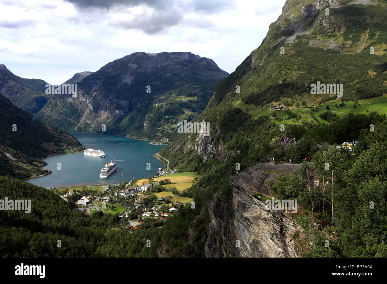 Blick auf Kreuzfahrtschiffen im Geirangerfjord, Geiranger Stadt, Weltkulturerbe, Sunnmøre Region, Møre Og Romsdal Grafschaft Stockfoto