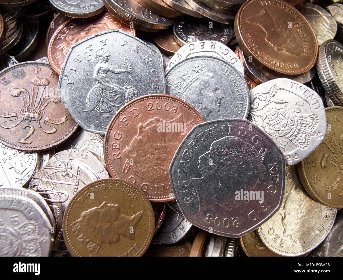 Britische Münzen gestapelt / übereinander gestapelt. Stockfoto