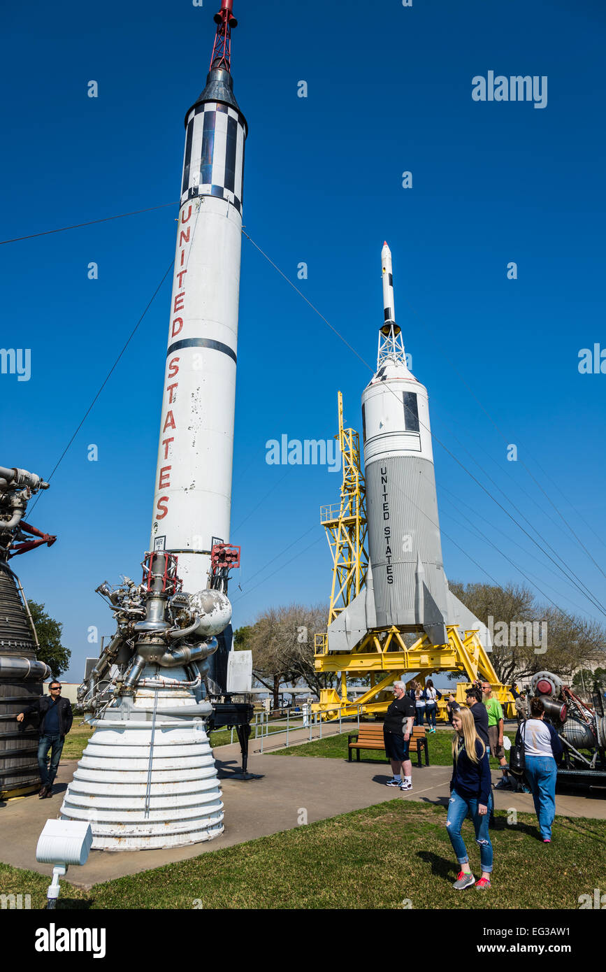 Besucher besichtigen die Rakete Park im NASA Johnson Space Center in Houston, Texas, USA. Stockfoto