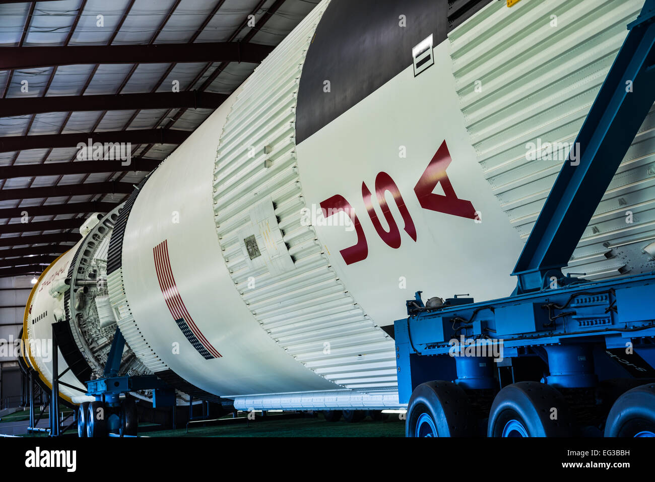 USA-Zeichen und der amerikanischen Flagge auf die Saturn V-Rakete am NASA Johnson Space Center in Houston, Texas, USA. Stockfoto