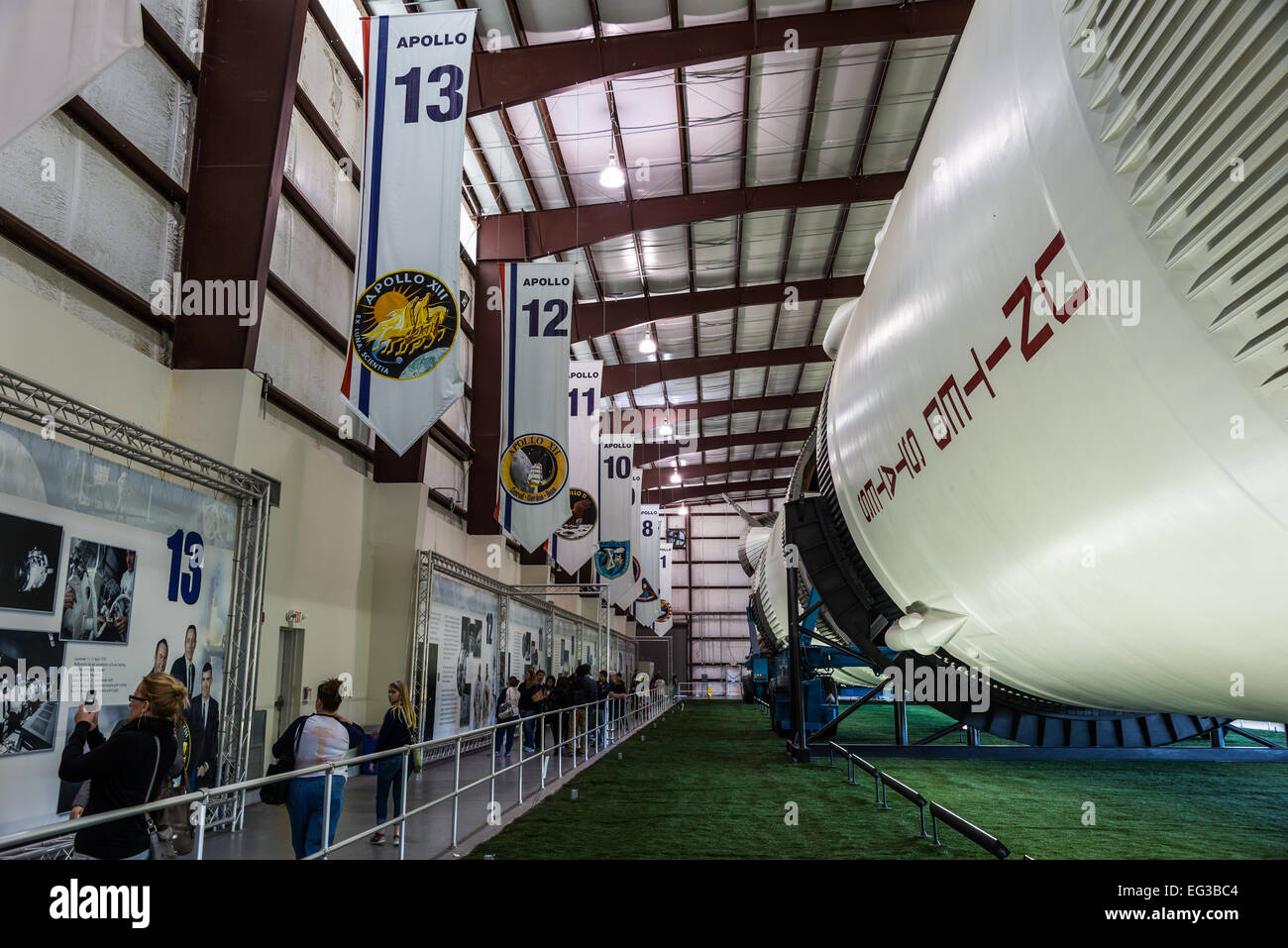 Banner zu gedenken Raumfahrtprogramm Apollo neben die Saturn V-Rakete am NASA Johnson Space Center in Houston, Texas, USA. Stockfoto