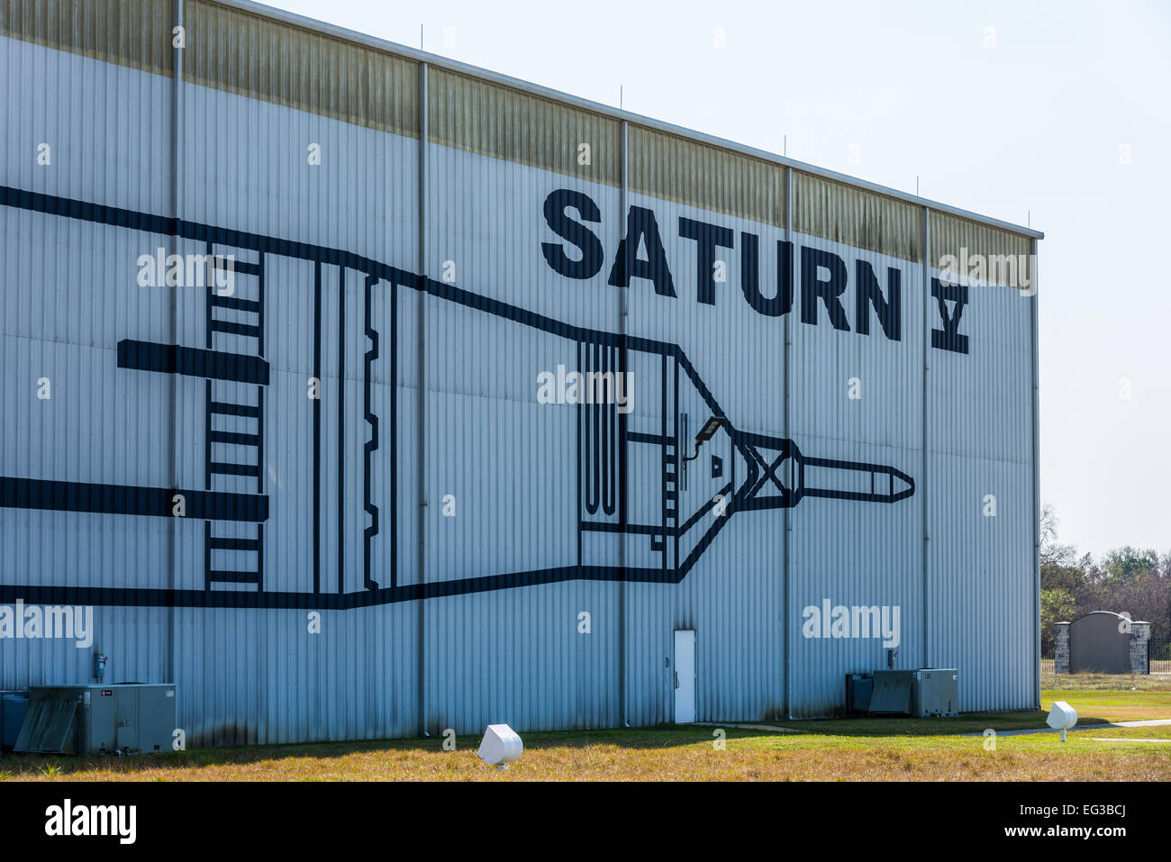 Zeichen auf dem Kleiderbügel Wand-Gehäuse der Saturn 5 Rakete im NASA Johnson Space Center in Houston, Texas, USA. Stockfoto