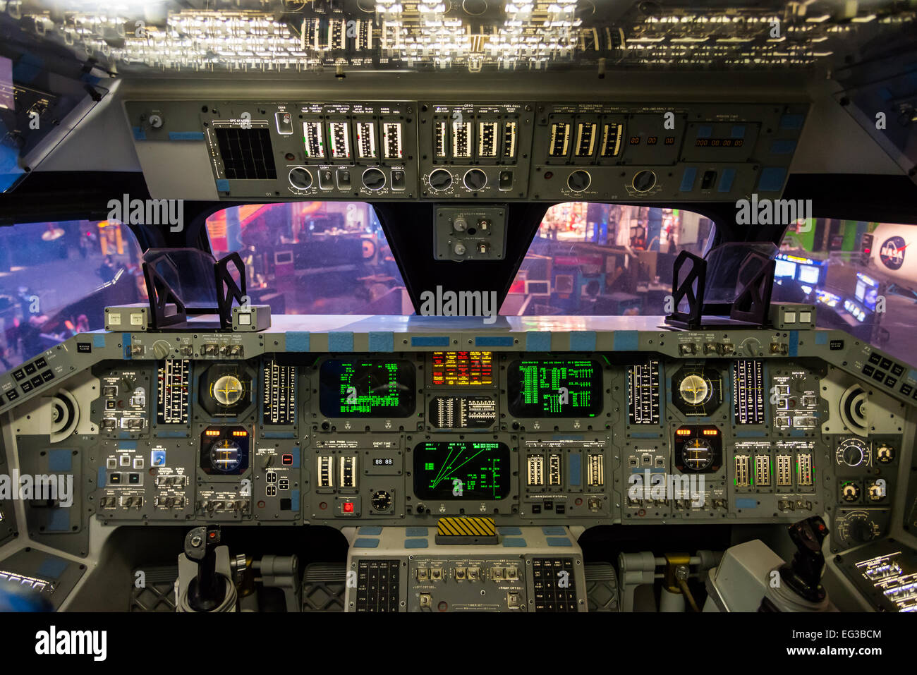 Instrumententafel des Mock-up Space Shuttle Flight Deck am NASA Johnson Space Center, Houston, Texas, USA. Stockfoto