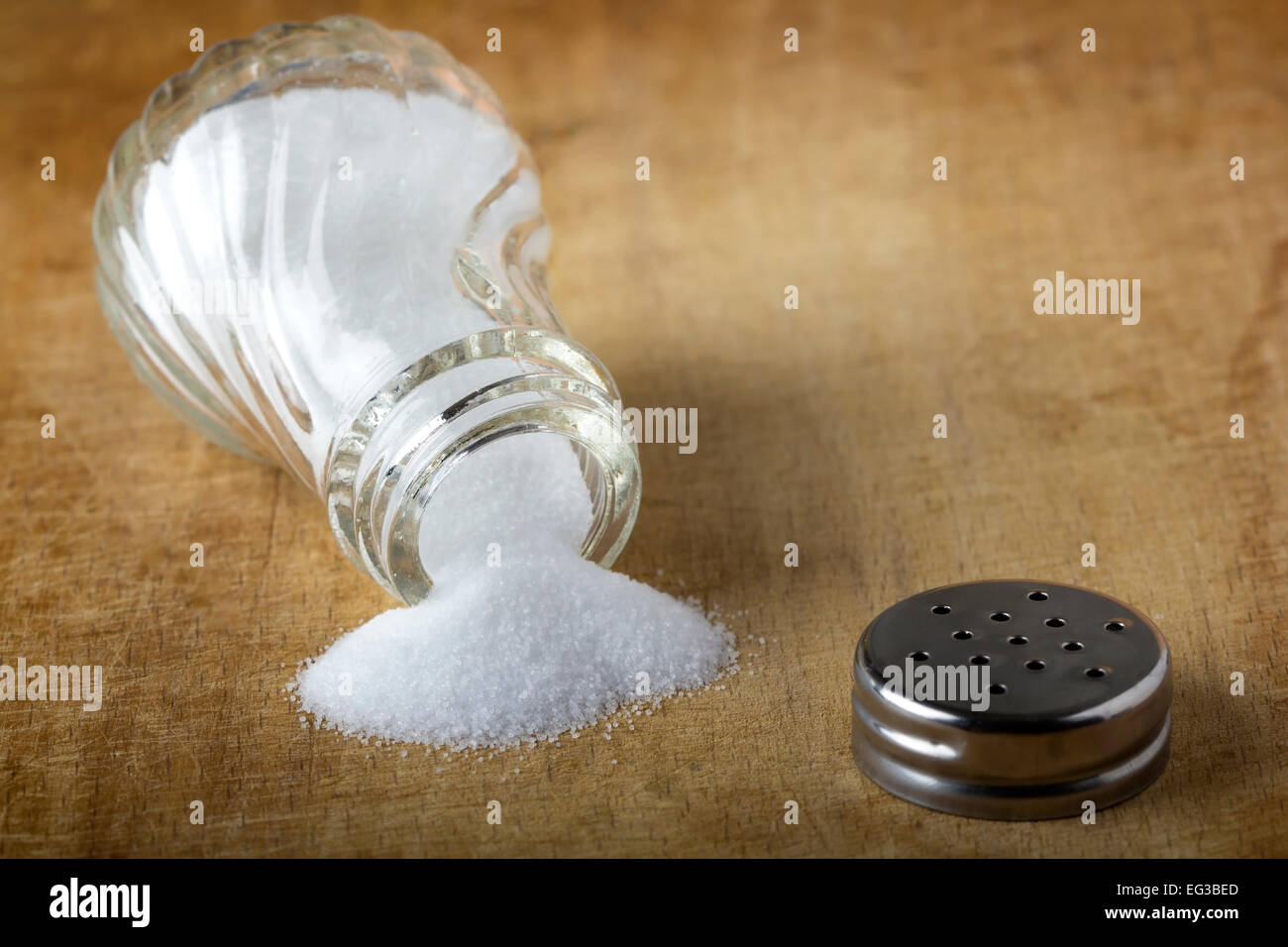 Salz bestreut auf einem Holztisch Stockfoto