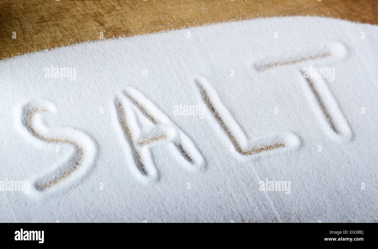 Wort Salz auf ein Holz Küchentisch Stockfoto