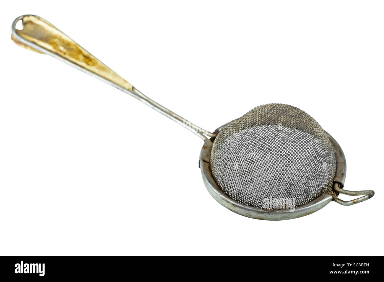 Antike Teesieb mit erheblichen Verschleiß und isoliert auf weißem Hintergrund mit Beschneidungspfad Stockfoto