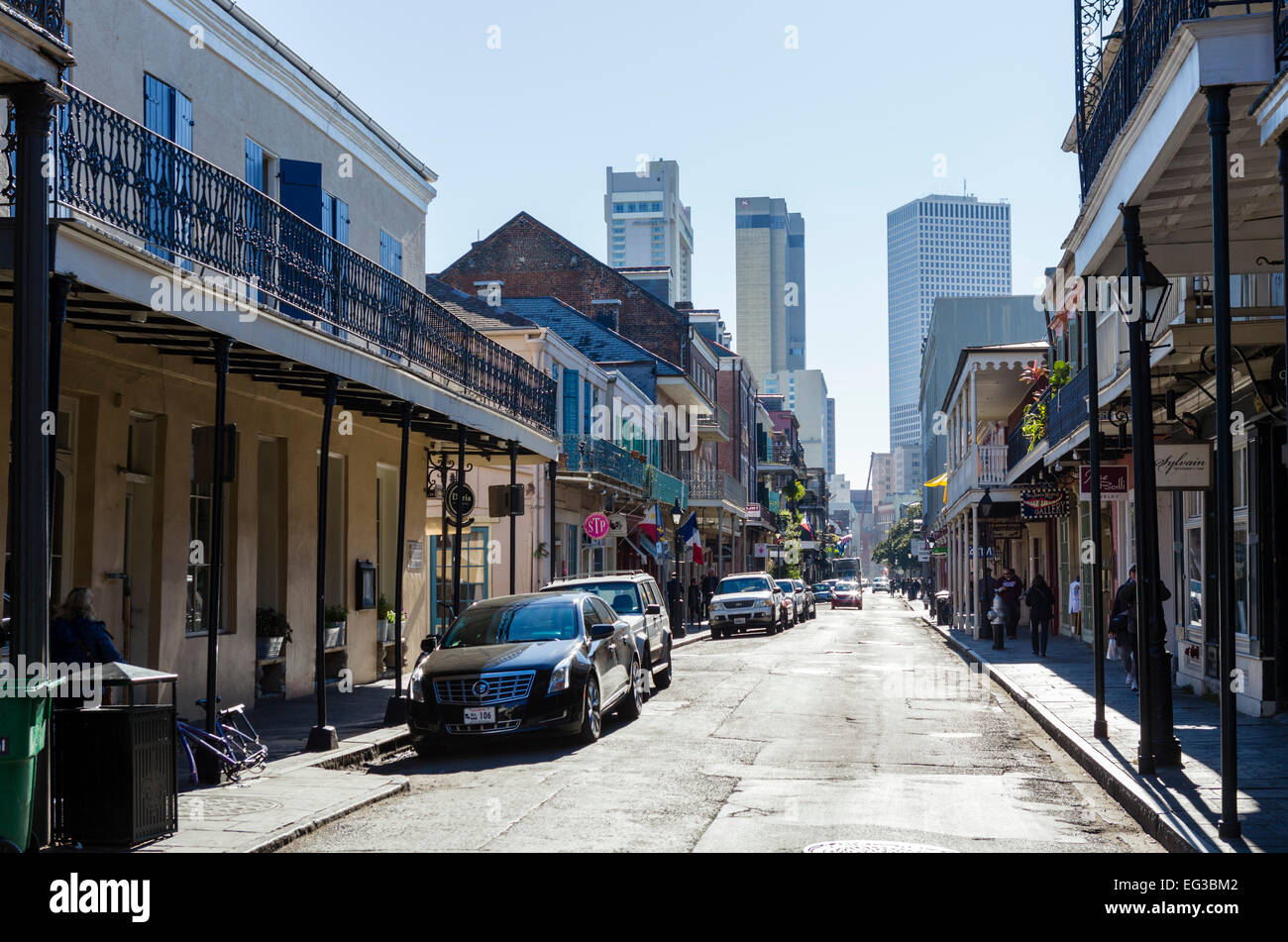 Chartres Street im French Quarter mit Innenstadt von Wolkenkratzern in Ferne, New Orleans, Louisiana, USA Stockfoto