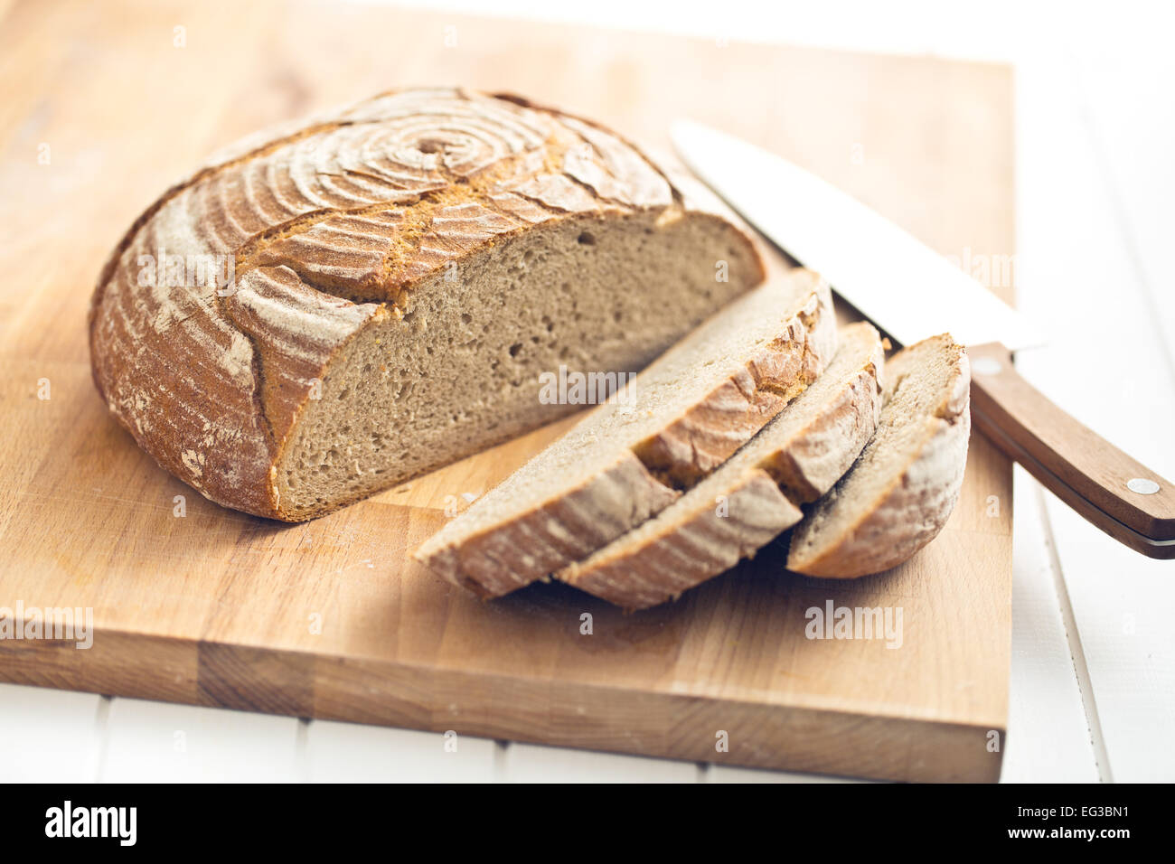 Schnittbrot auf Holztisch Stockfoto