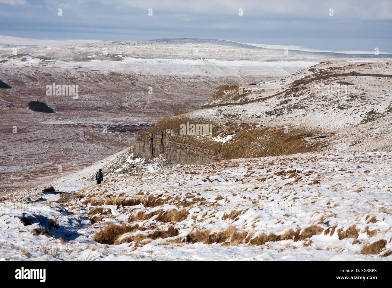 Eine Walker absteigt Pen-y-Gent im winter Stockfoto