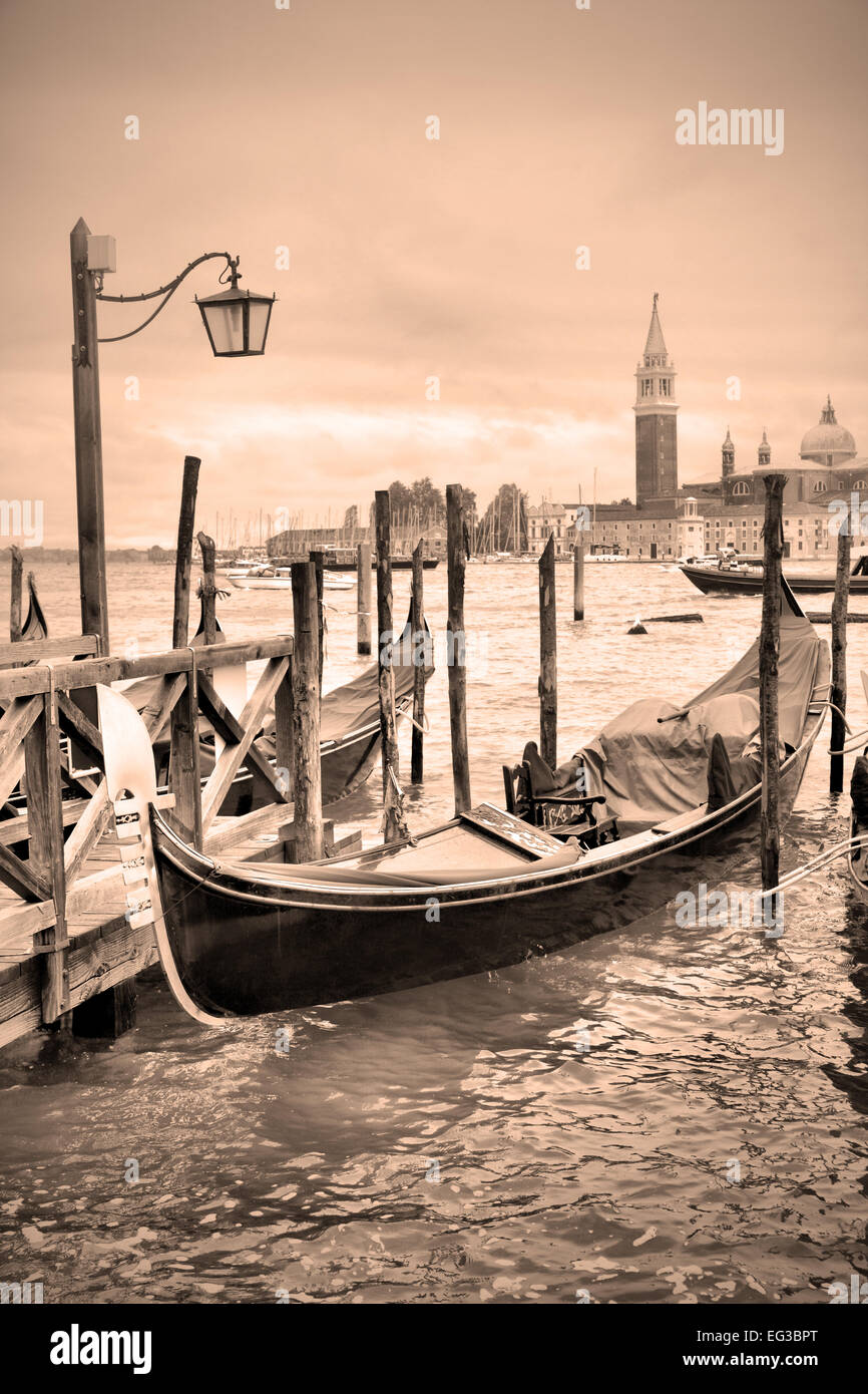 Gondeln in der Nähe von Markusplatz in Venedig, Italien. Schwarz / weiß Bild, Sepia getönt Stockfoto