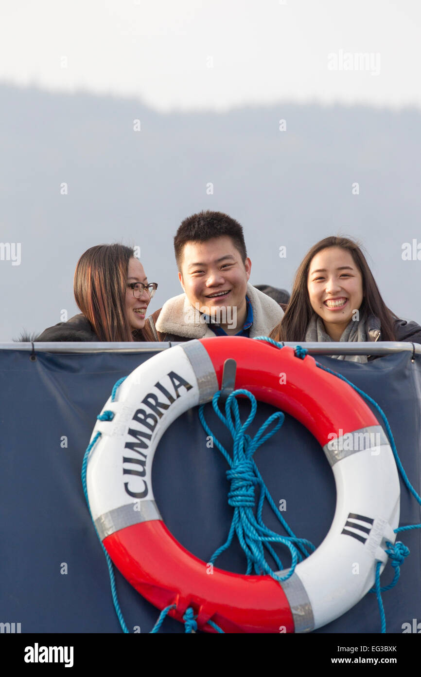 Lake Windermere Cumbria 15. Februar 2015. Touristen & Familien machen das Beste aus dem Wetter mit Eis & Bootsfahrten Credit: Gordon Shoosmith/Alamy Live News Stockfoto