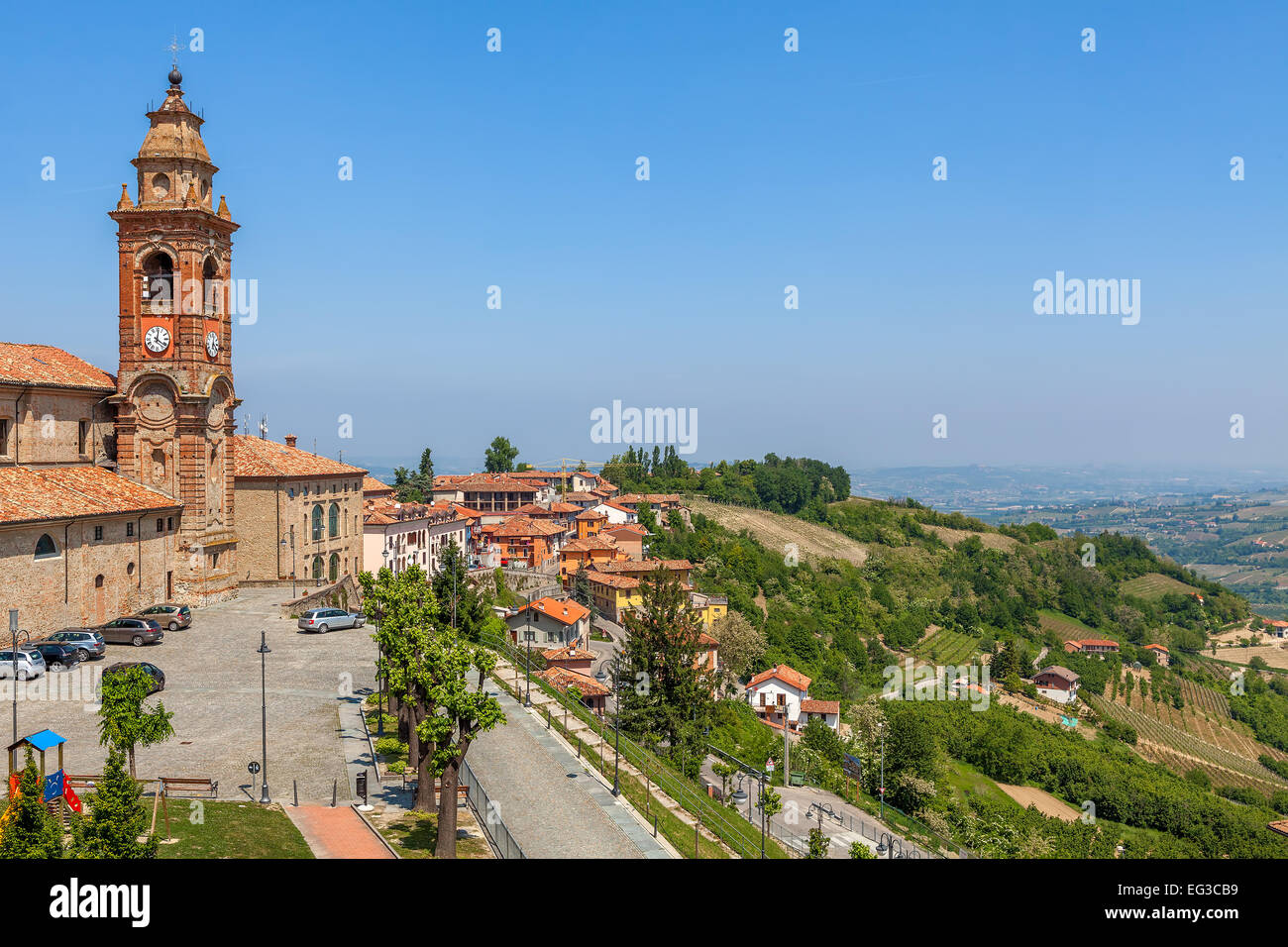 Katholische Kirche auf dem kleinen Platz in Stadt von Diano D'Alba im Piemont, Norditalien. Stockfoto