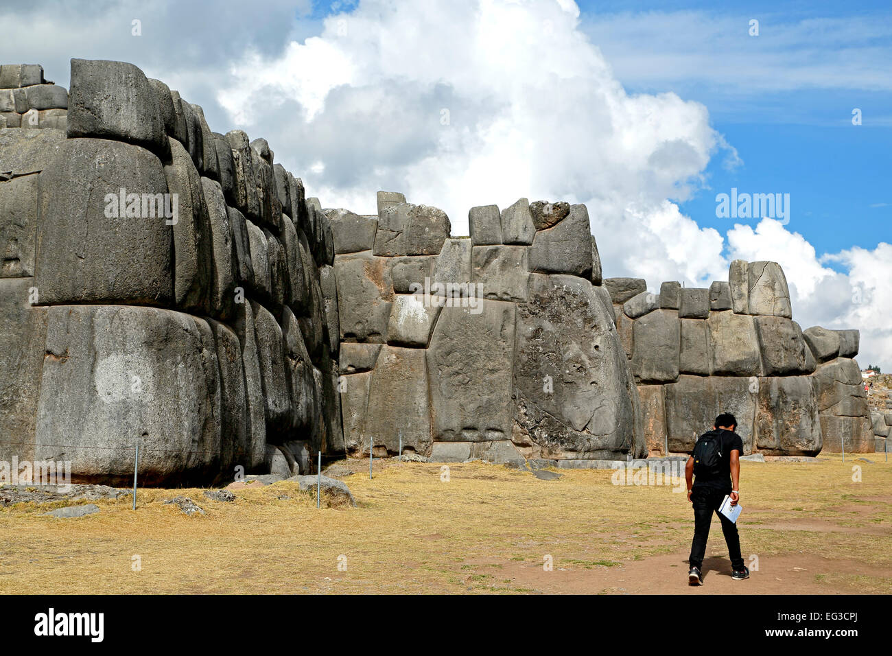 Mann zu Fuß durch die Mauern der Festung Sacsayhuaman Inkaruinen, Cusco, Peru Stockfoto