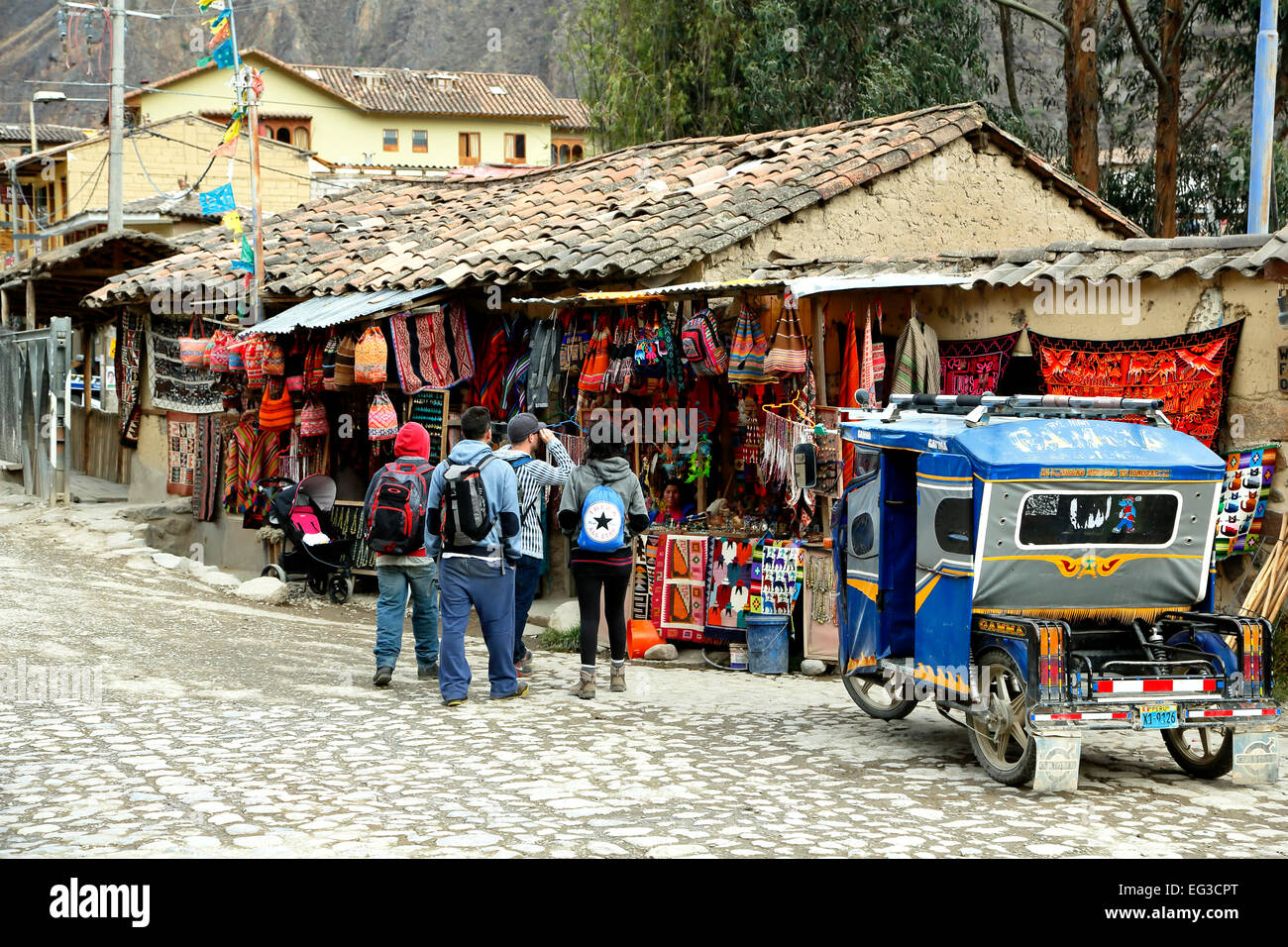Handwerksläden, Menschen und Mototaxi, Ollantaytambo, Urubamba, Cusco, Peru Stockfoto