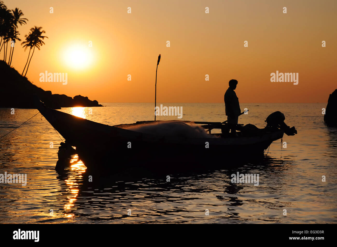 Silhouette der Fischer am Boot, GOA, Indien Stockfoto