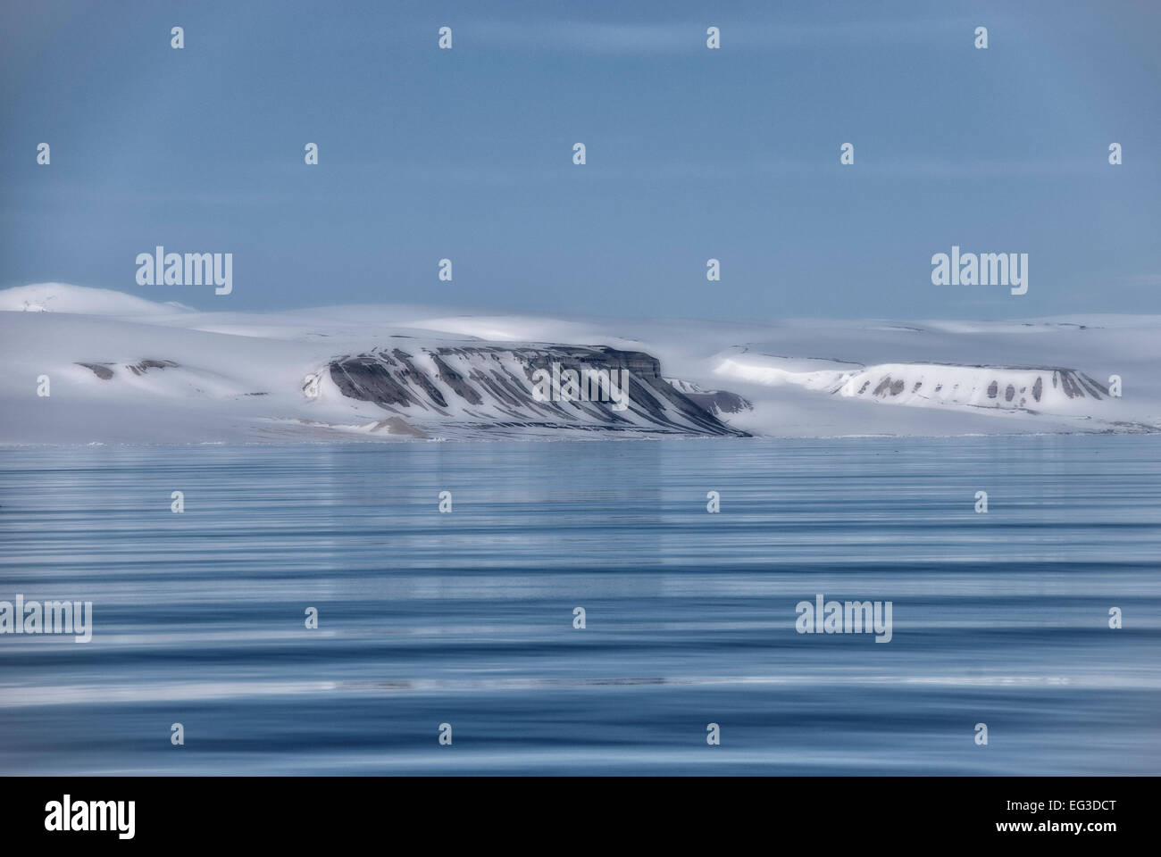 Landschaft im arktischen Ozean in der Nähe von Spitzbergen, Spitzbergen, Norwegen Stockfoto