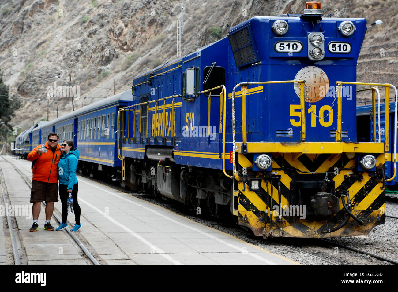 Paar nehmen Selfie vor Perurail Zug, Zug Station, Ollantaytambo, Urubamba, Cusco, Peru Stockfoto