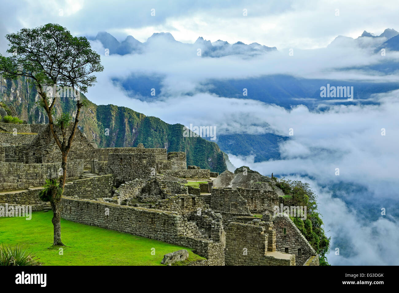 Niedrige Wolken über Berge, Steinbauten, Machu Picchu Inka-Ruinen in der Nähe von Aguas Calientes, aka Machu Picchu Pueblo, Cusco, Peru Stockfoto