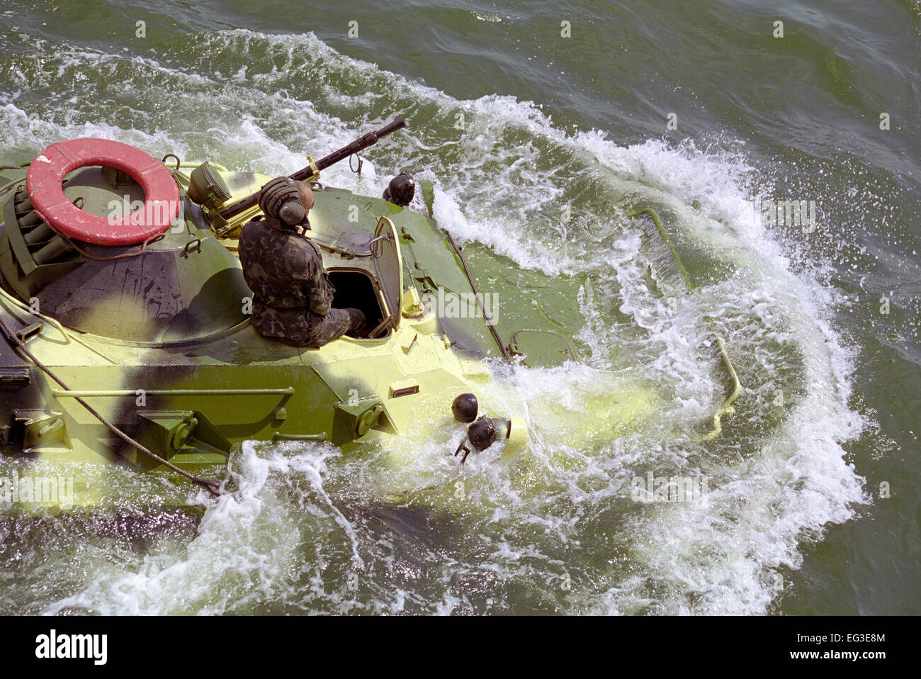 BTR-80 ukrainische Marine im Schwarzen Meer schwimmen. Stockfoto
