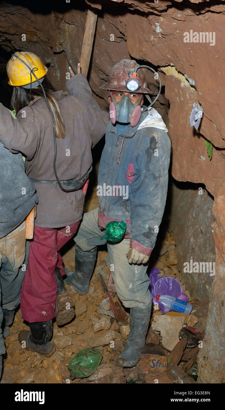 Miner arbeiten in Silber mine mit Touristen vorbei Stockfotografie Alamy