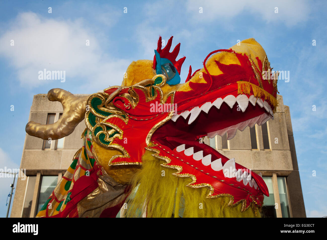 Tanzende asiatische Drachen; ein Symbol der chinesischen Kultur in Blackpool, Lancashire, Großbritannien Februar, ist das chinesische Neujahr die längste und wichtigste Feier im chinesischen Kalender. Das chinesische Jahr 4713 beginnt am 19. Februar 2015. Dragon Dancers treten beim jährlichen Circus & Performance Festival in Blackpool auf. Das chinesische Neujahr wird am 19. Februar fallen, und diese Darsteller werden am kommenden Wochenende in Chester und Liverpool sein. Mehr als 40 verschiedene Aufführungen finden auf den Straßen für das jährliche Februar-Festival of Fun der Stadt statt. Stockfoto