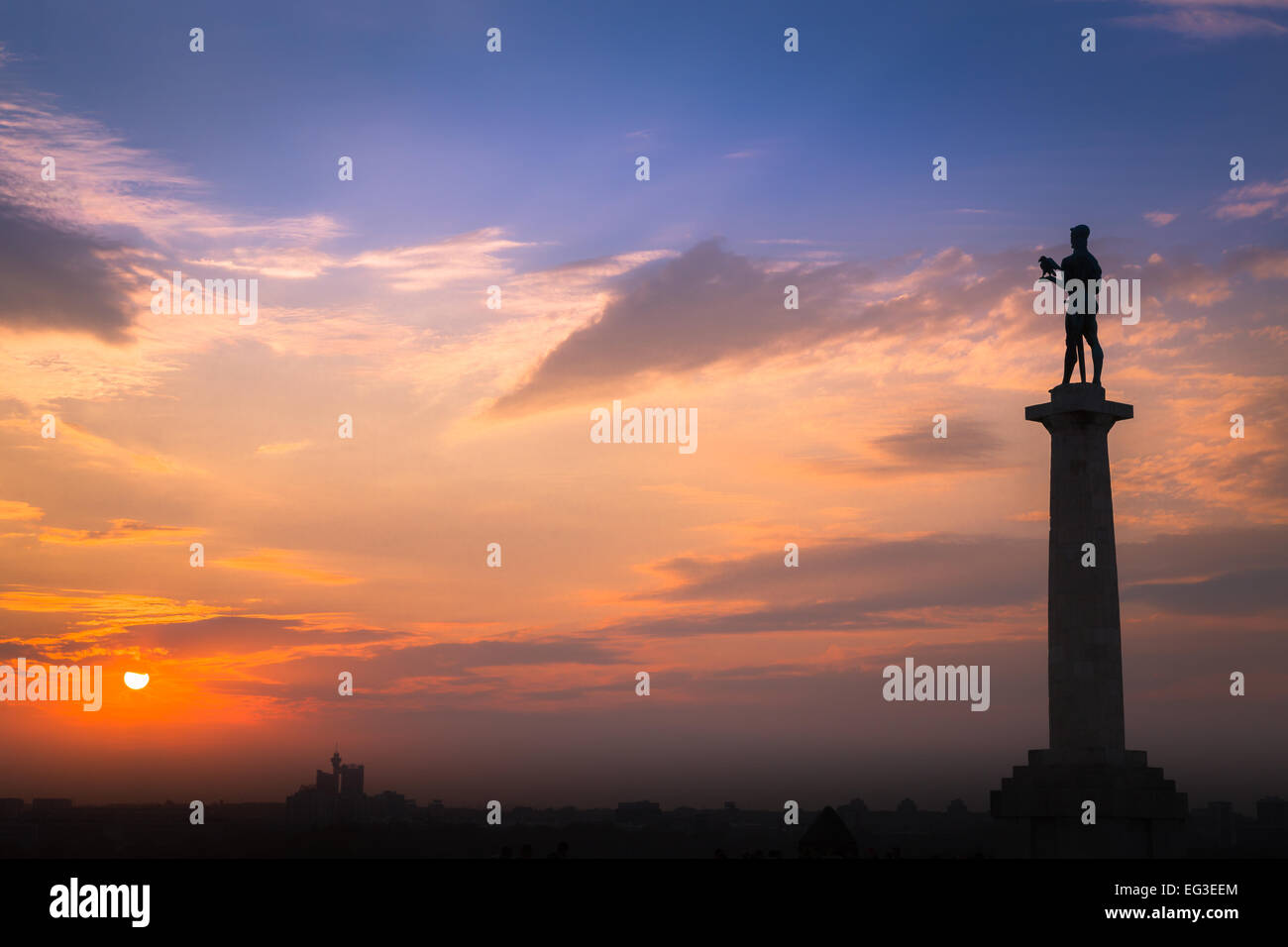 Sonnenuntergang am Pobednik das Victor-Denkmal von Ivan Meštrović in Belgrad Serbien Kalemegdan. Die Statue mit Blick auf die skyline Stockfoto