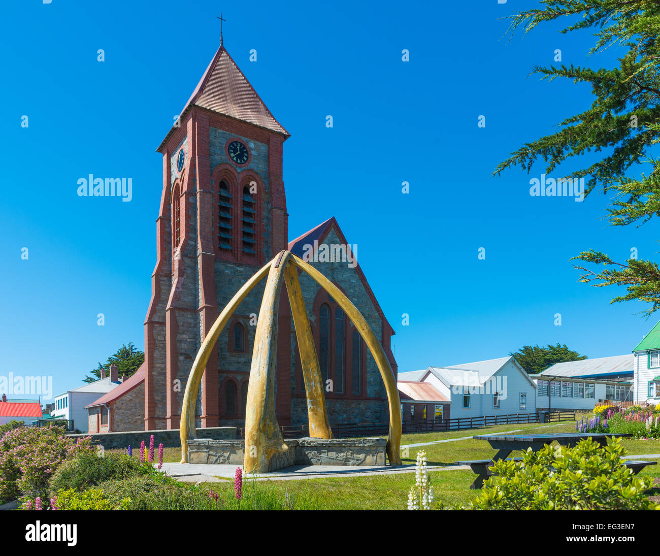 Christ Church Cathedral mit Fischbein Bogen, Ross Road, Stanley, Falkland-Inseln - Sommer Stockfoto