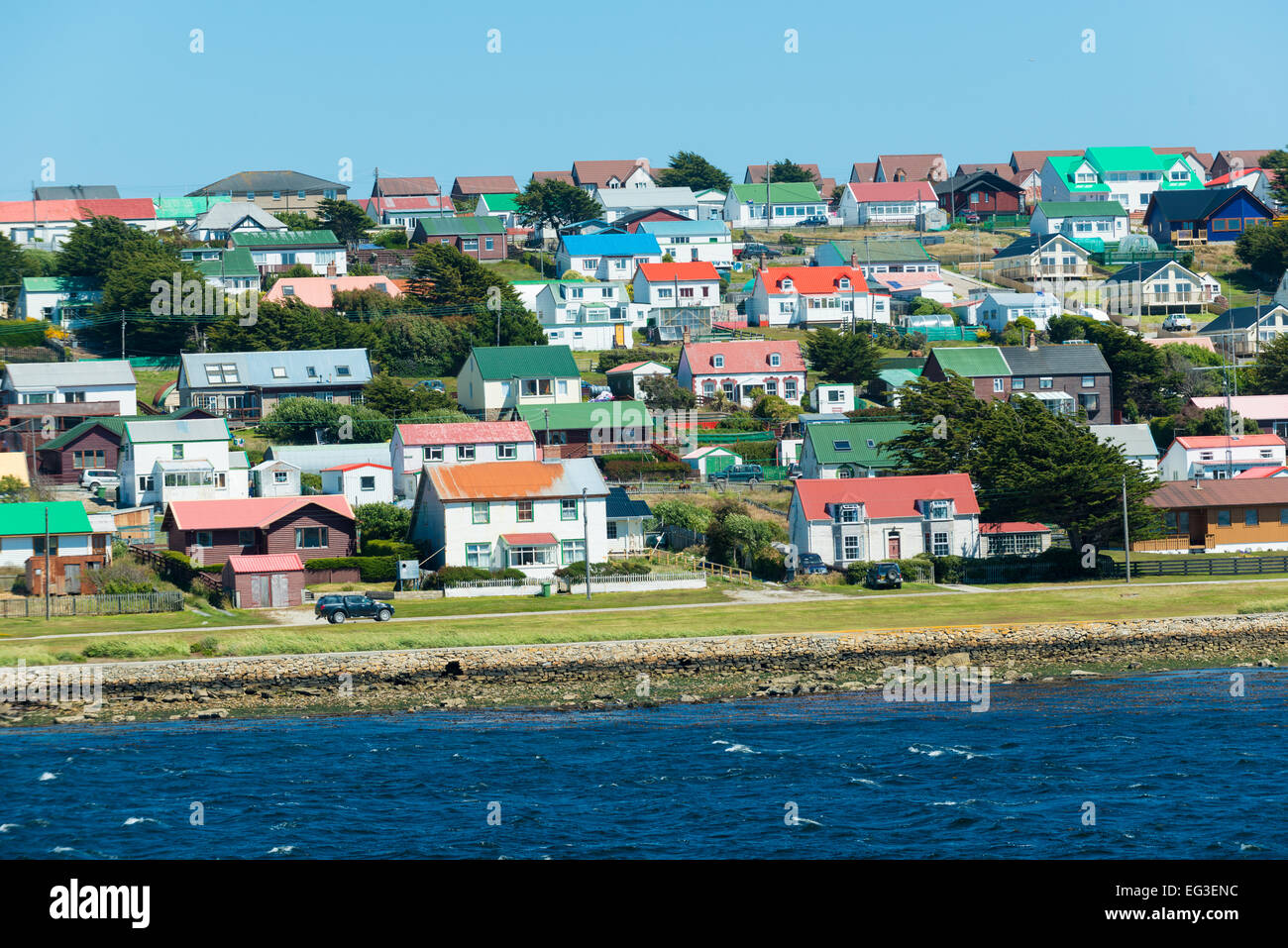 Ansicht von Stanley, Falkland-Inseln Kapital, aus dem Wasser, im Sommer Stockfoto