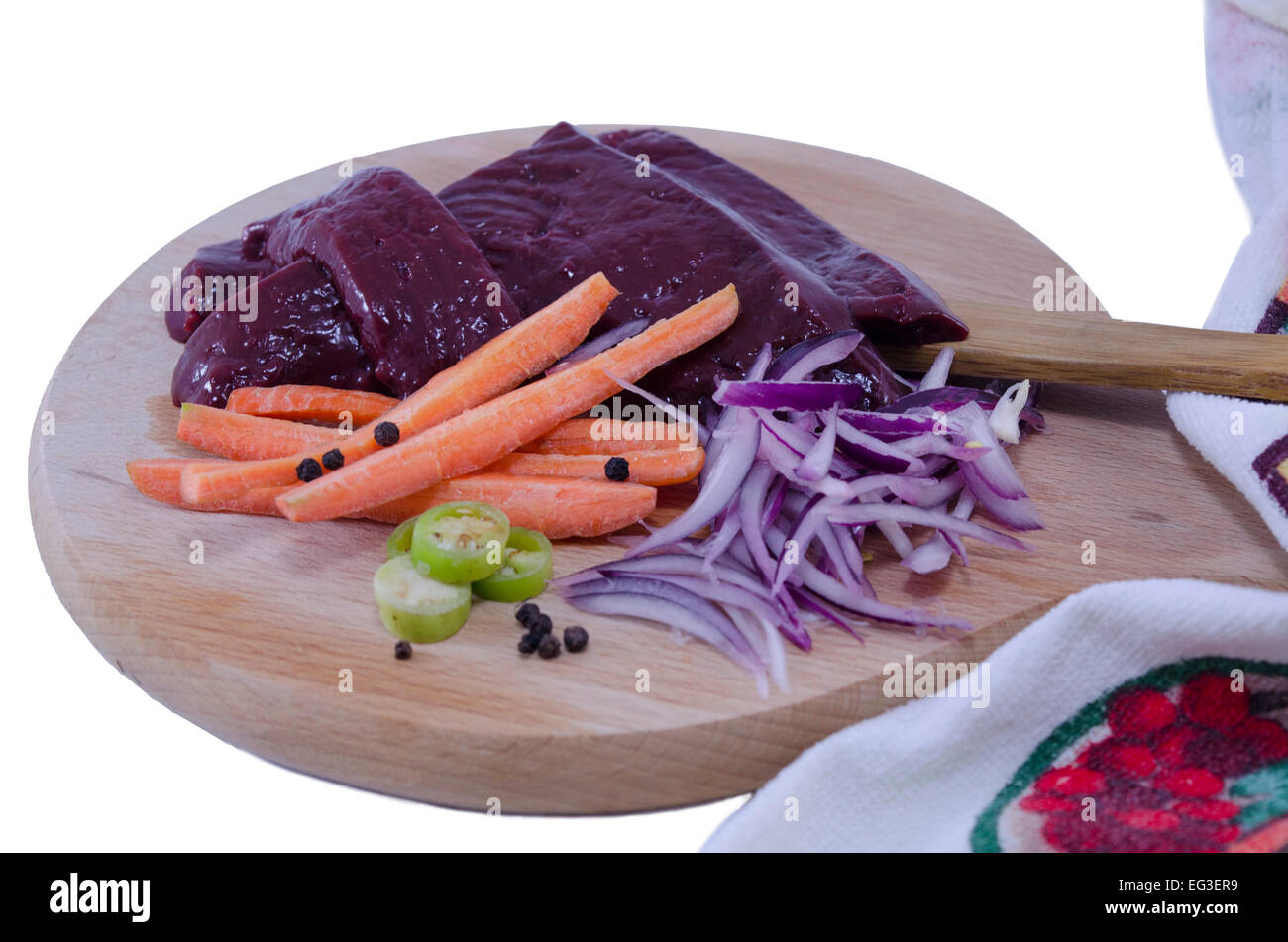 Frische Leber, Karotten, Zwiebeln und Paprika auf ein Schneidebrett isoliert auf weißem Hintergrund Stockfoto