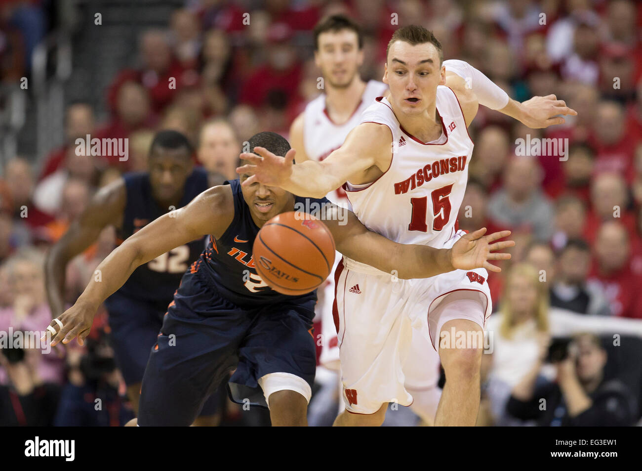 Madison, Wisconsin, USA. 15. Februar 2015. Wisconsin Badgers vorwärts Sam Dekker #15 für eine lockere Kugel erreicht und dann auf einen Kurzurlaub Kerne dunk während der NCAA Basketball-Spiel zwischen den Wisconsin Badgers und Illinois Fighting Illini im Kohl Center in Madison, Wisconsin. Wisconsin besiegte Illinois 68-49. John Fisher/CSM Credit: Cal Sport Media/Alamy Live-Nachrichten Stockfoto