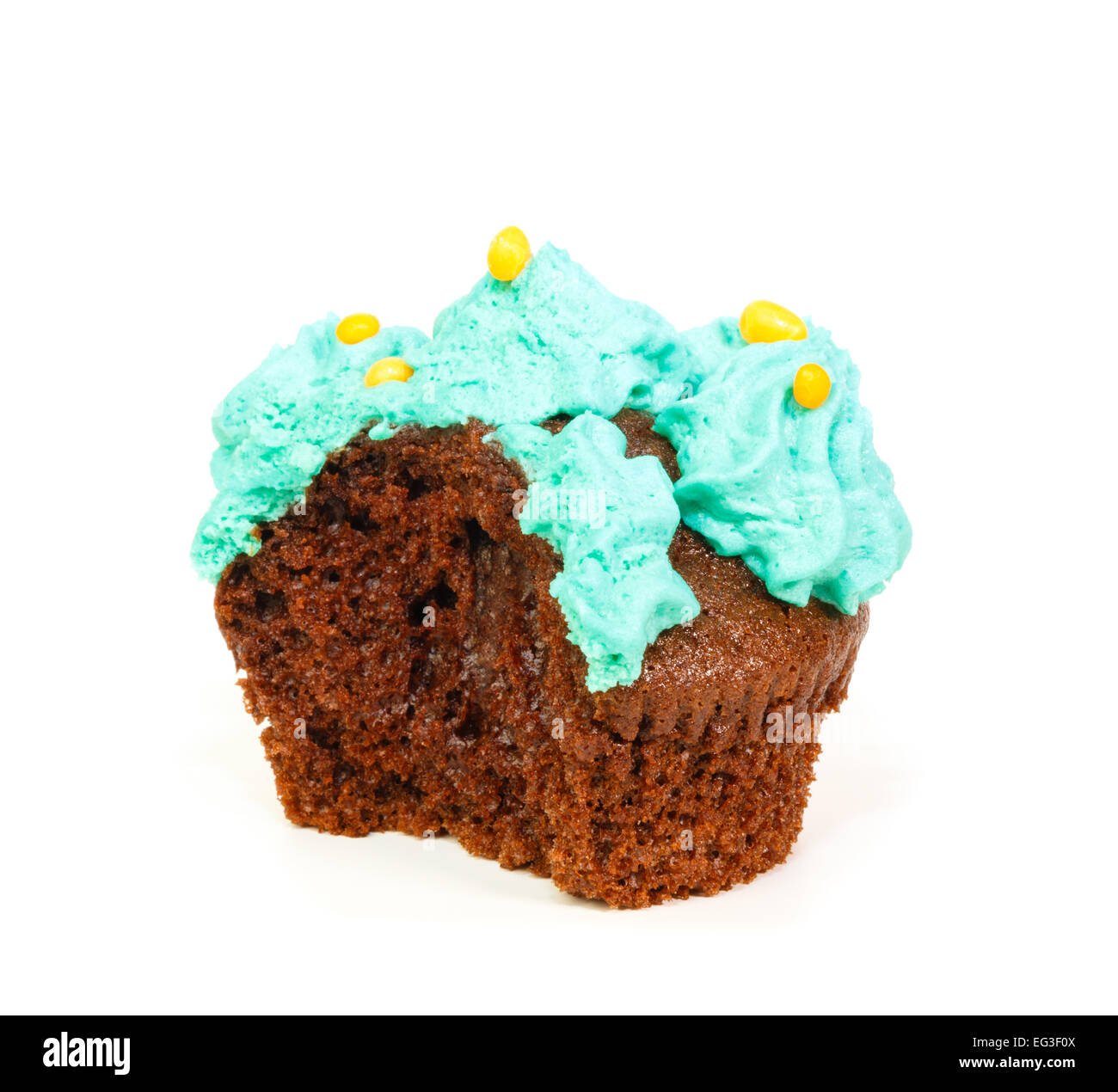 Cupcake mit Minze blauen Rosetten der Creme Glasur welche einen Bissen genommen Stockfoto