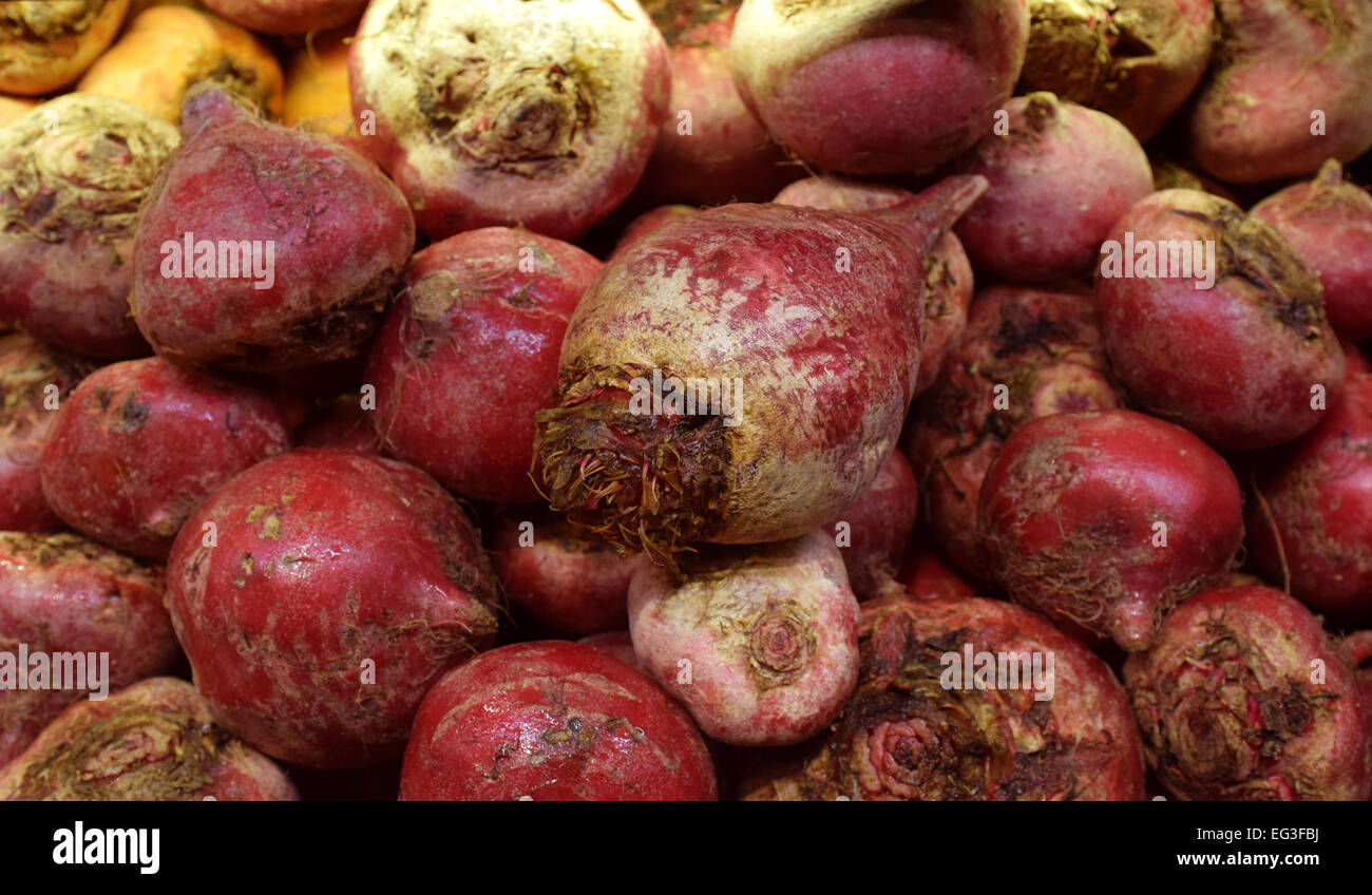 Schöne rote Beete im Verkauf nach Gewicht Stockfoto