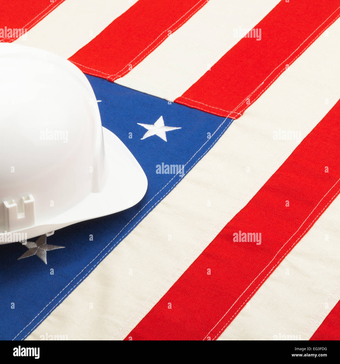 Weiße Farbe Arbeitshelm über USA-Flagge Stockfotografie - Alamy