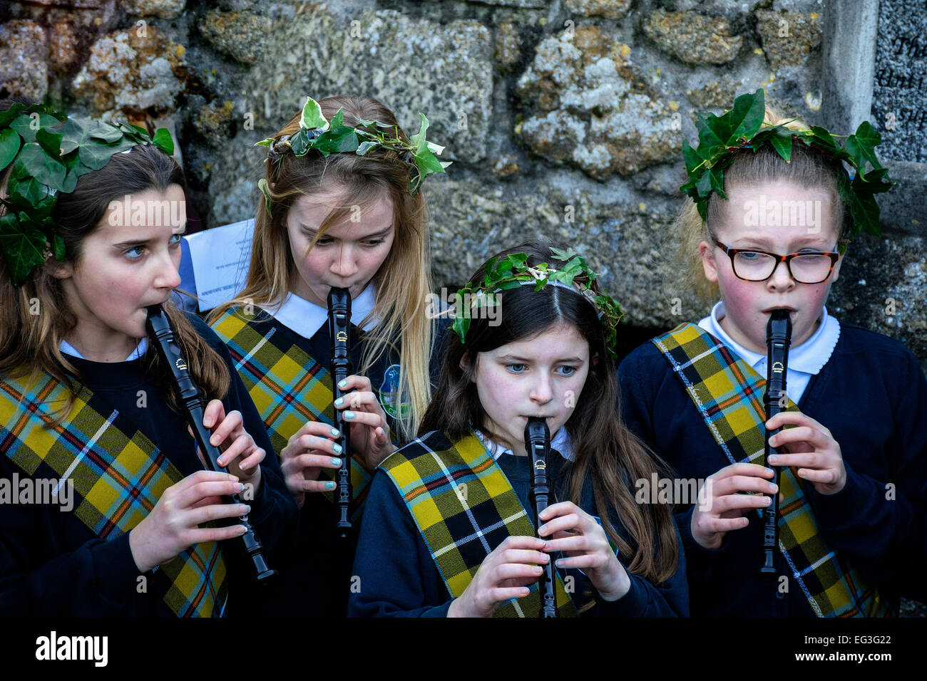 Vier Schülerinnen spielen Flöten Stockfoto