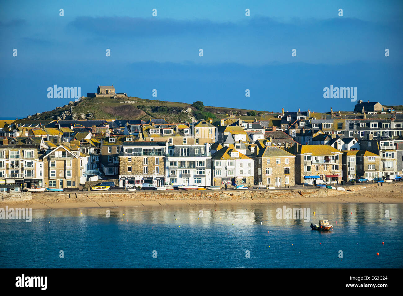 Ferienhäuser und Ferienwohnungen mit Blick auf den Hafen von St.Ives in Cornwall, Großbritannien Stockfoto