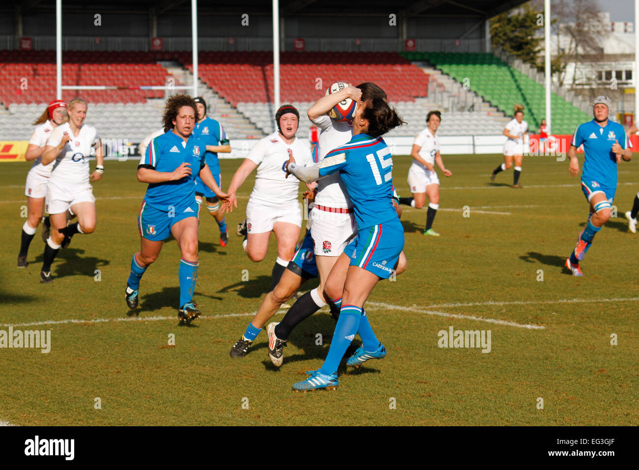 London, UK. 15. Februar 2015. Ruth Laybourn von England mit dem Ball bereit, ein Tackling von Manuela Furlan Italien zu vermeiden, während der Frauen Six Nations match zwischen England / Italien in Twickenham Stoop. Bildnachweis: Elsie Kibue / Alamy Live News Stockfoto