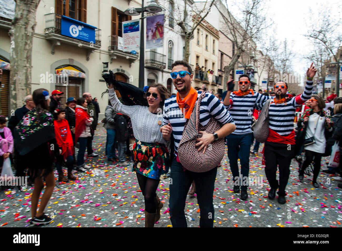 Karneval, (Diumenge de Comparses) Sonntag Truppen in Vilanova ich la Geltru, Barcelona, Sonntag, 15. Februar 2015. Eine 110 Fahnen mit ihren Blaskapellen oder Bands, anarchisch in der Stadt reichen, springen und tanzen. Stockfoto