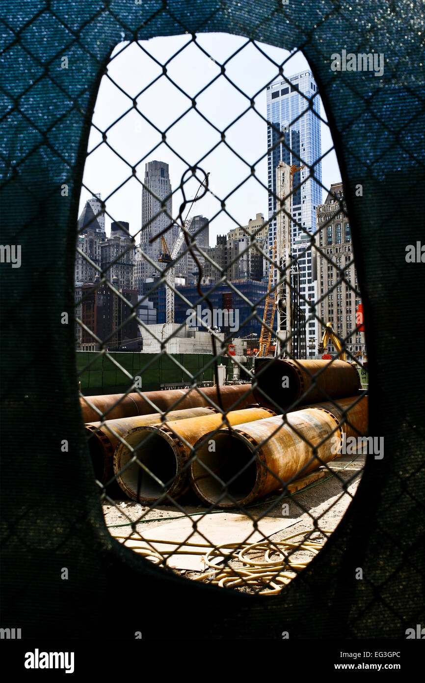 Gebäude Des One World Trade Center. Blick durch den Zaun auf die Umbauarbeiten am Ground Zero, Manhattan, New York, NYC, NY, USA Stockfoto