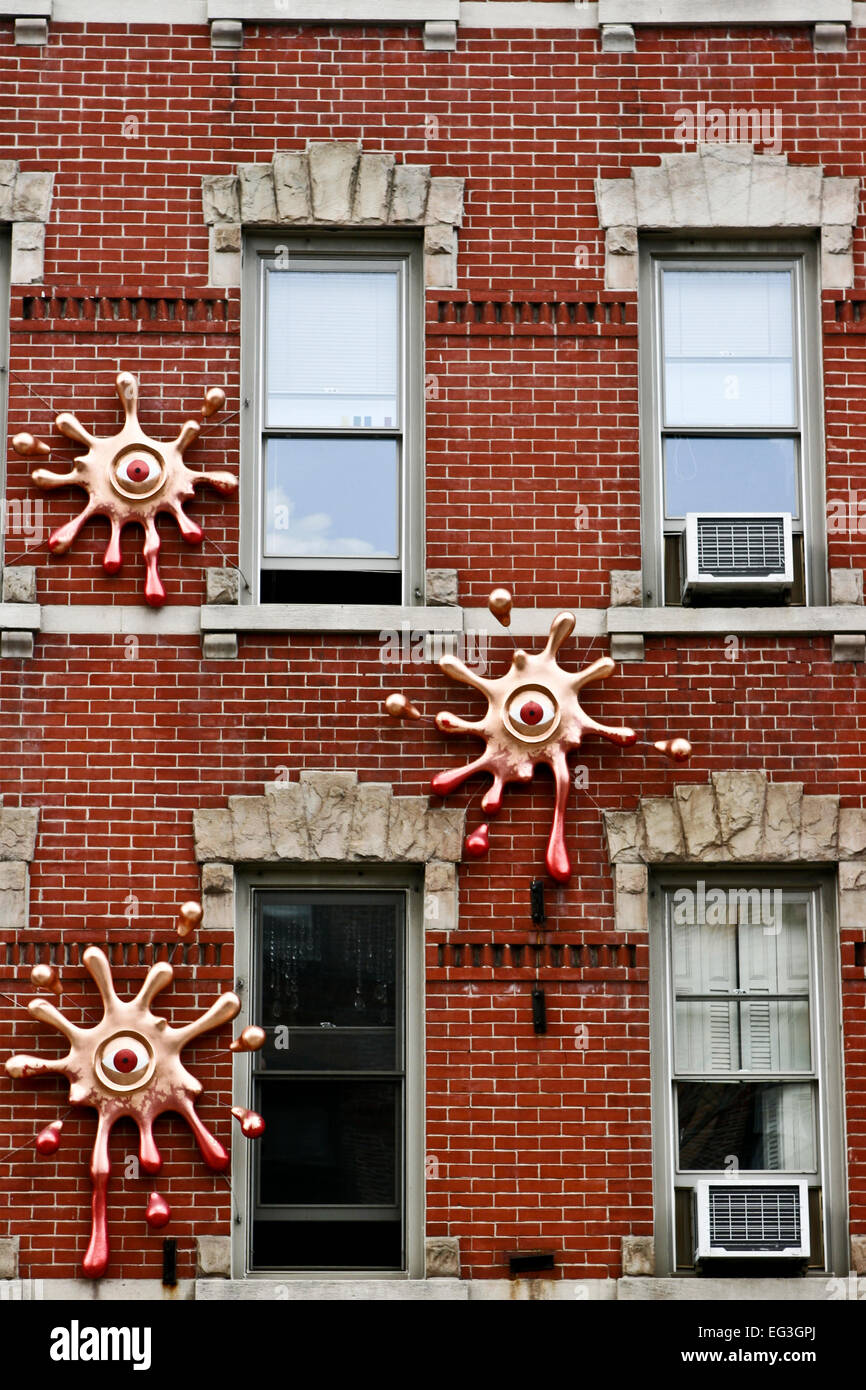 Four Eyes von Mark Ravitz, Tropfenkunstwerk an der Brooklyn-Gebäudefassade. Backsteinhaus. New York, NY, USA Stockfoto