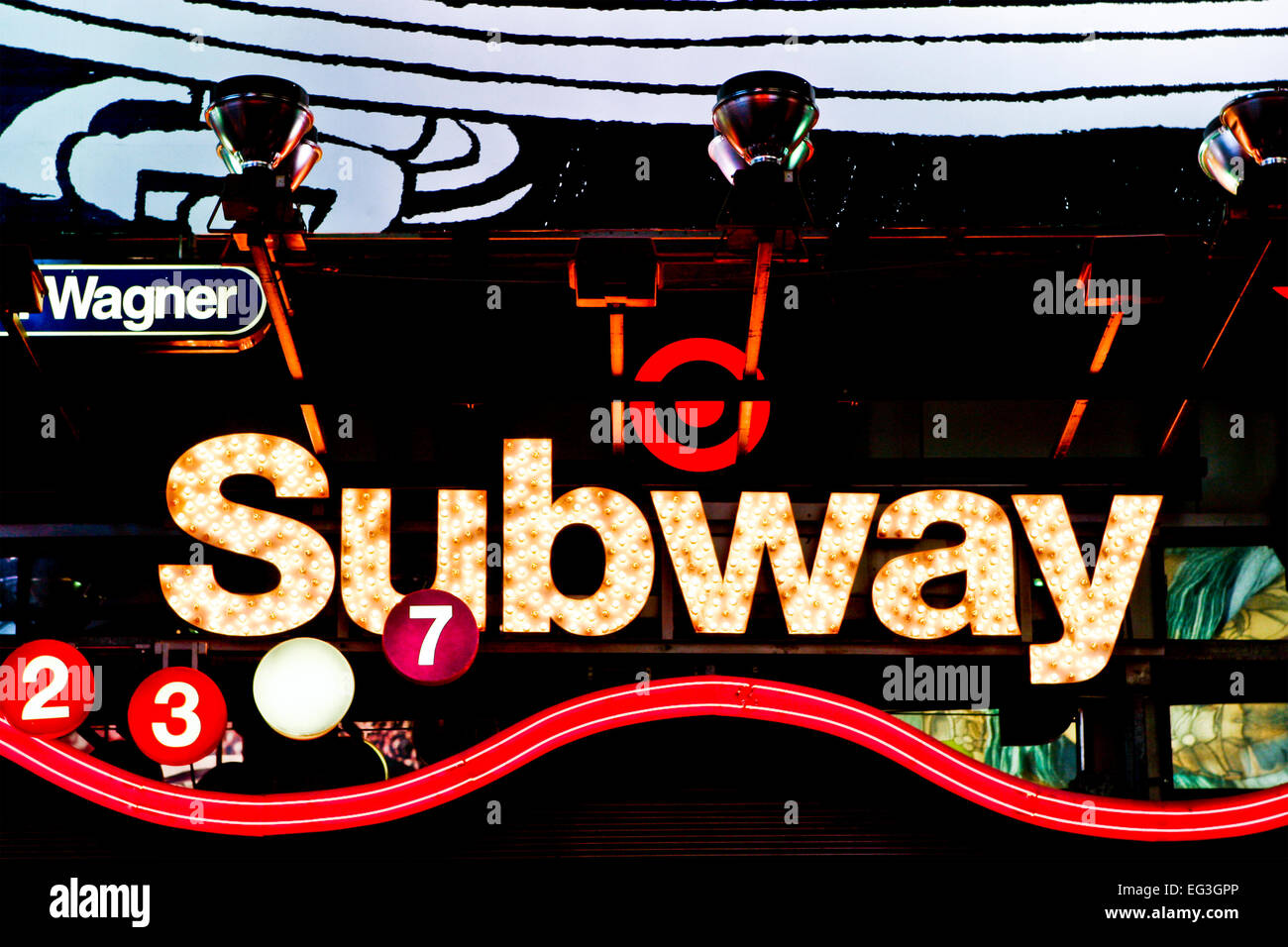 New York U-Bahn, Times Square Station Neonschilde Lichter in der Nacht. Nahaufnahme. Verkehr. Manhattan. New York City, NYC, NY, Vereinigte Staaten von Amerika, USA Stockfoto