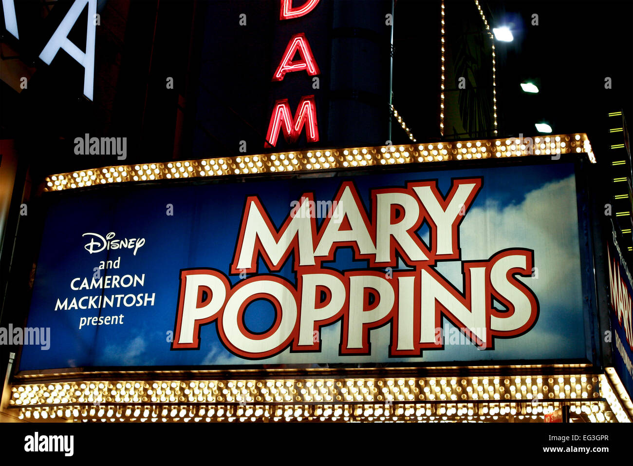 Mary Poppins Billboard Show, New Amsterdam Theater, Theaterviertel bei Nacht. Times Square. New York City, NYC, NY, Vereinigte Staaten von Amerika, USA Stockfoto