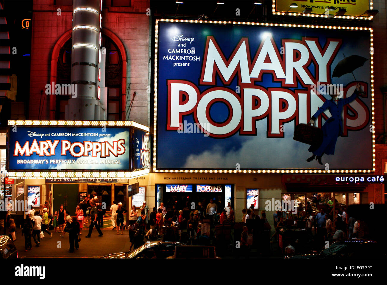 Mary Poppins Broadway-Plakatwände zeigen im New Amsterdam Theatre, 42nd Street, Theaterviertel bei Nacht. Times Square. New York City, NYC, NY, USA Stockfoto