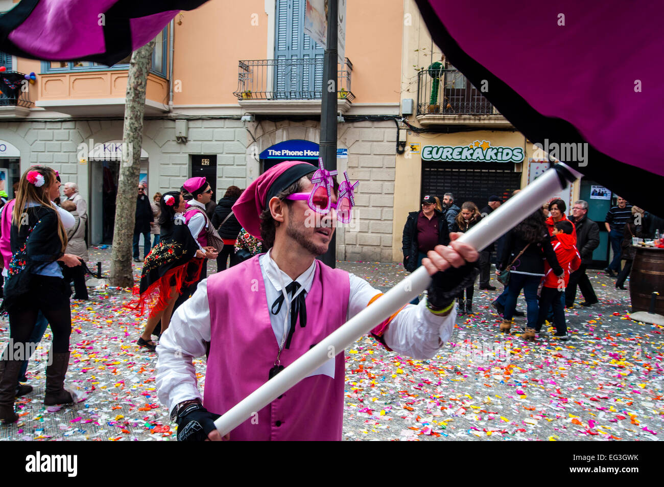 Karneval, (Diumenge de Comparses) Sonntag Truppen in Vilanova ich la Geltru, Barcelona, Sonntag, 15. Februar 2015. Eine 110 Fahnen mit ihren Blaskapellen oder Bands, anarchisch in der Stadt reichen, springen und tanzen. Stockfoto