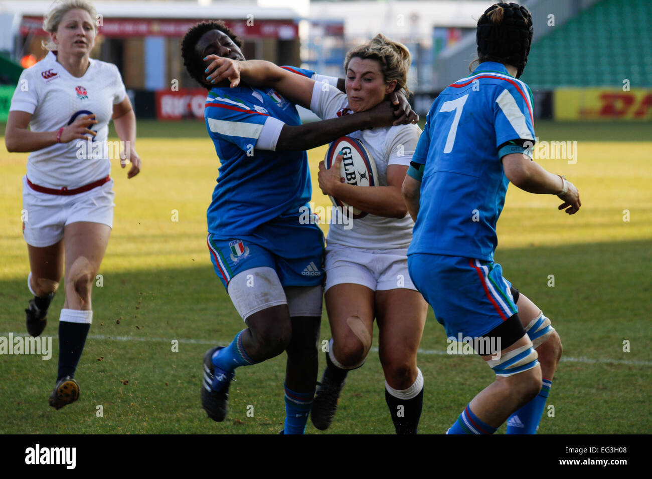 London, UK. 15. Februar 2015. Victoria Fleetwood von England mit dem Ball bekommt von Awa Coulibaly Italiens während der Frauen Six Nations Match zwischen England / Italien in Twickenham Stoop in Angriff genommen. Bildnachweis: Elsie Kibue / Alamy Live News Stockfoto