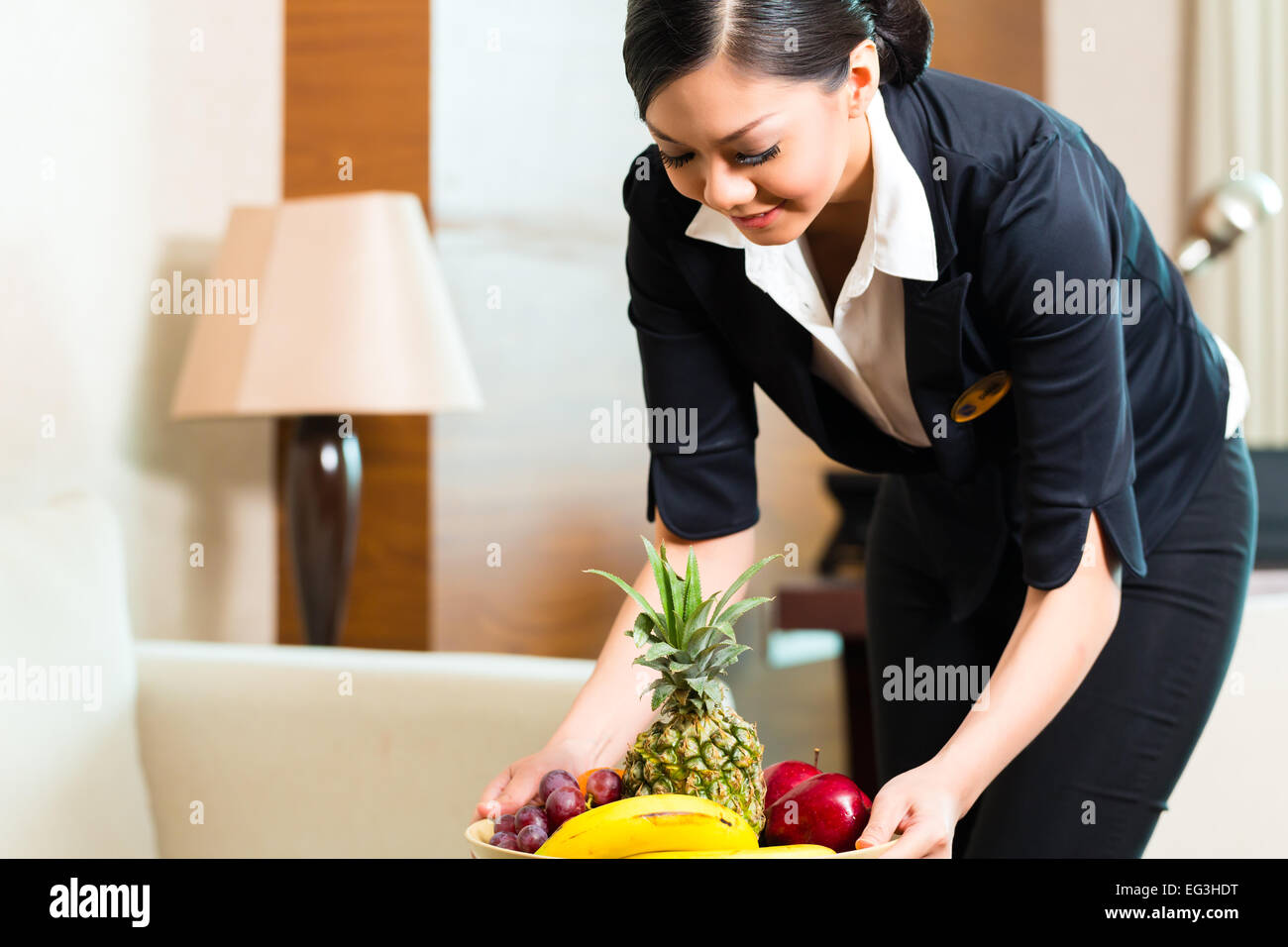 Asiatische chinesische Hotel Hauswirtschafter Platzierung Obst Behandlung ankommenden VIP-Gäste willkommen Stockfoto