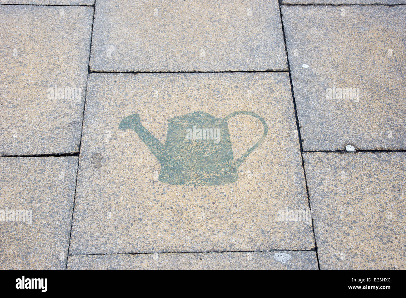 Gießkanne lackiert auf einem Pflasterstein, Northern Quarter, manchester Stockfoto