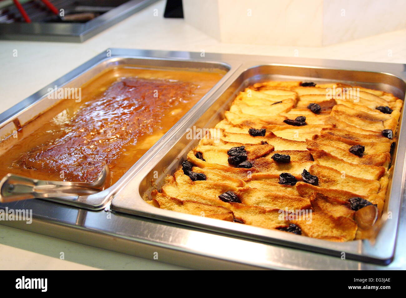 Brot-Pudding und Creme Caramel im Buffet Tablett Stockfoto