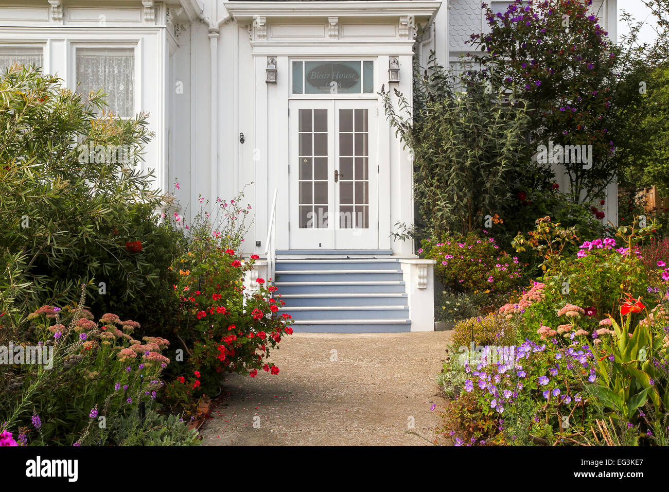 Blumen säumen einen Gehweg der Blair-House-Inn. Das Haus war Jessica Fletcher Haus in der TV-Serie "Murder She Wrote" Stockfoto