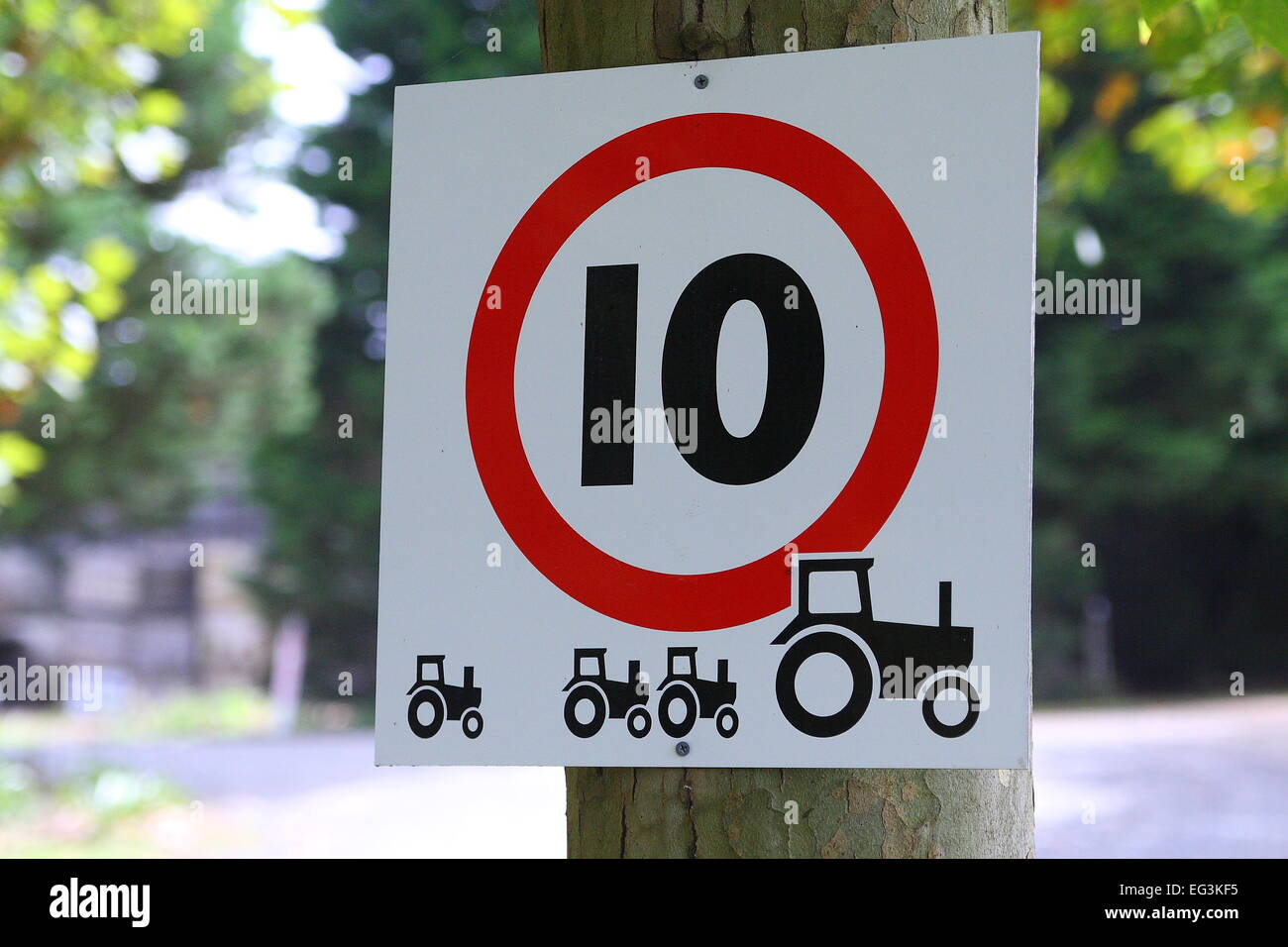 10 Geschwindigkeit zu begrenzen, Vorsicht Traktoren Stockfoto