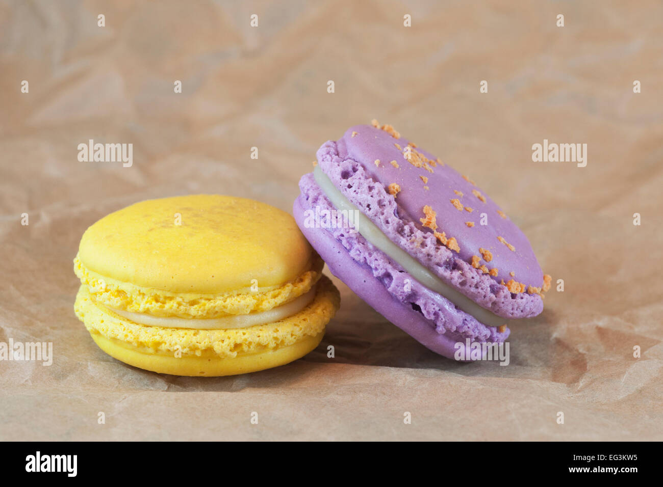 Macarons: Lavendel mit Aprikose- und Zitronenaromen Stockfoto